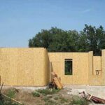 стены первого этажа дома из СИП панелей