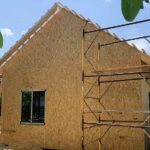 дачный каркасный дом возводим стены