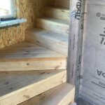 установили деревянную лестницу внутри двухэтажного каркасного дома